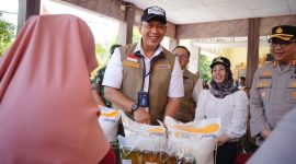 Dirut Perum BULOG, Ahmad Rizal Ramdhani, turun langsung memantau penyaluran bantuan di Kelurahan Gununggedangan, Kota Mojokerto. (dok. bulog)