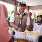 Dirut Perum BULOG, Ahmad Rizal Ramdhani, turun langsung memantau penyaluran bantuan di Kelurahan Gununggedangan, Kota Mojokerto. (dok. bulog)