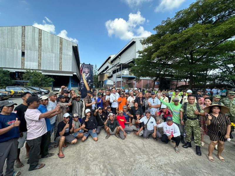 Dirut Perum BULOG Dr. Ahmad Rizal Ramdhani, melakukan kunjungan kerja ke PT Gendhis Multi Manis Blora (dok. bulog)