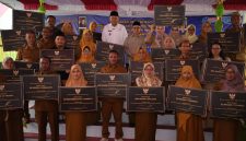 Wakil Menteri Pendidikan Dasar dan Menengah, Atip Latipulhayat, meresmikan revitalisasi 30 satuan pendidikan dari jenjang dasar hingga menengah. (foto. kemendikdasmen)