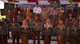 Wakil Menteri Pendidikan Dasar dan Menengah, Atip Latipulhayat, meresmikan revitalisasi 30 satuan pendidikan dari jenjang dasar hingga menengah. (foto. kemendikdasmen)