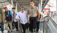 AHY saat kunjungi TKP musibah kerta di Bekasi. (dok. rentak.id)