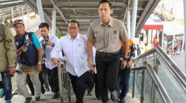 AHY saat kunjungi TKP musibah kerta di Bekasi. (dok. rentak.id)