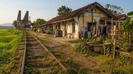 Ilustrasi jalur kereta api yang lama tak dipakai (ilustrasi dibikin ai - rentak.id)