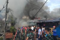 Kebakaran yang melanda permukiman padat penduduk di Kelurahan Kairagi Weru, Kota Manado (dok dispenal)