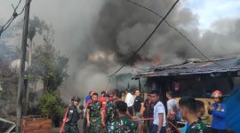 Kebakaran yang melanda permukiman padat penduduk di Kelurahan Kairagi Weru, Kota Manado (dok dispenal)