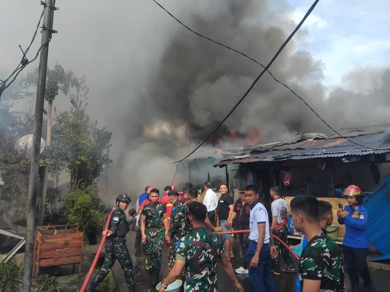 Kebakaran yang melanda permukiman padat penduduk di Kelurahan Kairagi Weru, Kota Manado (dok dispenal)