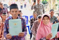 Mbah Tupon terima sertipikat dengan haru biru (dok. bpn-atr)