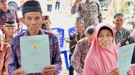 Mbah Tupon terima sertipikat dengan haru biru (dok. bpn-atr)
