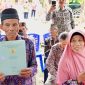 Mbah Tupon terima sertipikat dengan haru biru (dok. bpn-atr)