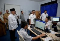 Mendikdasmen Abdul Mu'ti meninjau langsung pelaksanaan TKA. (dok. rentak.id)