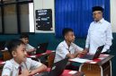 Mendikdasmen Abdul Mu’ti tinjau Pelaksanaan Tes Kemampuan Akademik (TKA) di SDN Cipayung 01 Ciputat, Tangerang Selatan. (dok. kemendikdasmen)