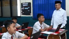 Mendikdasmen Abdul Mu’ti tinjau Pelaksanaan Tes Kemampuan Akademik (TKA) di SDN Cipayung 01 Ciputat, Tangerang Selatan. (dok. kemendikdasmen)