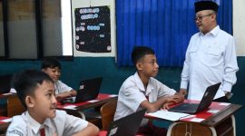 Mendikdasmen Abdul Mu’ti tinjau Pelaksanaan Tes Kemampuan Akademik (TKA) di SDN Cipayung 01 Ciputat, Tangerang Selatan. (dok. kemendikdasmen)
