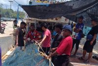 Penangkap ikan yang menggunakan alat tangkap Jaring Hela Udang Berkantong.( dok. kkp)