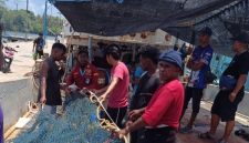 Penangkap ikan yang menggunakan alat tangkap Jaring Hela Udang Berkantong.( dok. kkp)