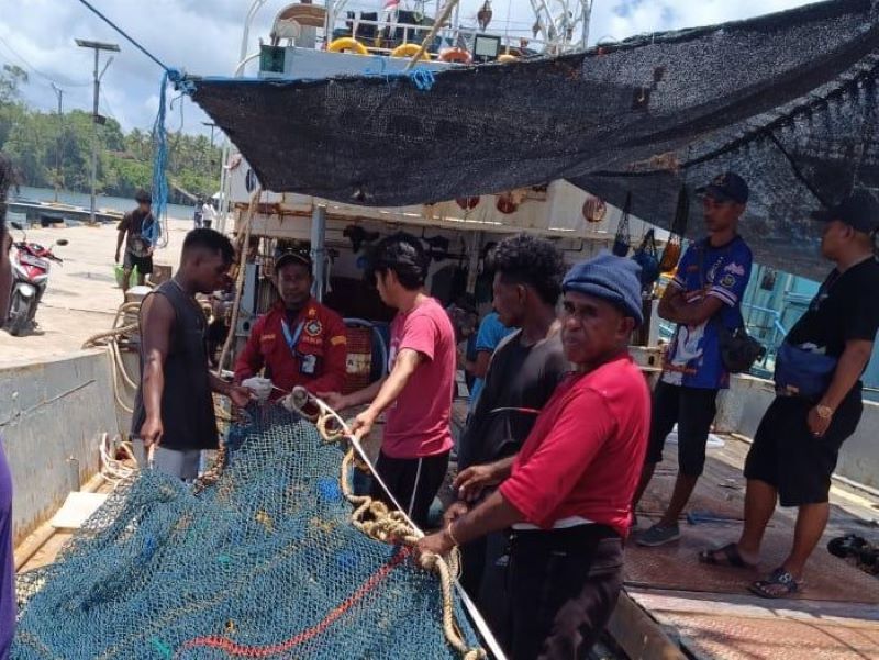 Penangkap ikan yang menggunakan alat tangkap Jaring Hela Udang Berkantong.( dok. kkp)