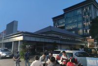 Petugas pidsus Kejati Jatim tengah melakukan penggeledahan di kantor ESDM Pemprov Jatim. (foto. fan)