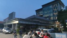 Petugas pidsus Kejati Jatim tengah melakukan penggeledahan di kantor ESDM Pemprov Jatim. (foto. fan)