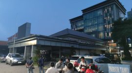 Petugas pidsus Kejati Jatim tengah melakukan penggeledahan di kantor ESDM Pemprov Jatim. (foto. fan)