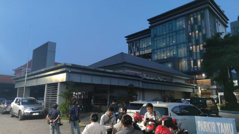 Petugas pidsus Kejati Jatim tengah melakukan penggeledahan di kantor ESDM Pemprov Jatim. (foto. fan)