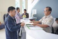 Petugas sedang bantu proses balik nama sertipikat (dok. rentak.id)