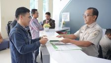 Petugas sedang bantu proses balik nama sertipikat (dok. rentak.id)
