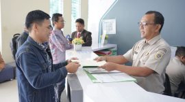Petugas sedang bantu proses balik nama sertipikat (dok. rentak.id)