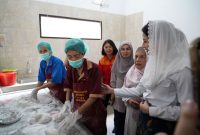 UMKM Rizkyanti saat mengolah kerupuk empek-empek (dok.kemendag)