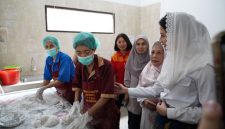 UMKM Rizkyanti saat mengolah kerupuk empek-empek (dok.kemendag)