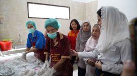 UMKM Rizkyanti saat mengolah kerupuk empek-empek (dok.kemendag)