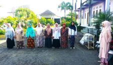 Upacara memperingati Hari Kartini, Madrasah Aliyah Khomsani Nur Klanting (foto. atz)