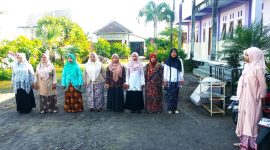 Upacara memperingati Hari Kartini, Madrasah Aliyah Khomsani Nur Klanting (foto. atz)