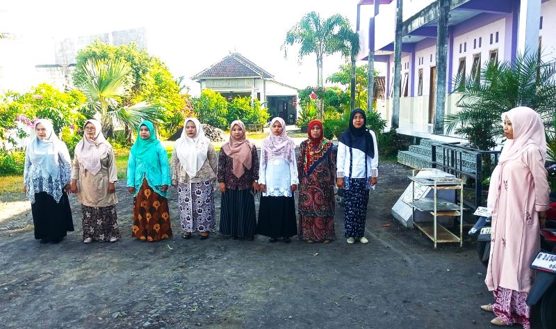 Upacara memperingati Hari Kartini, Madrasah Aliyah Khomsani Nur Klanting (foto. atz)