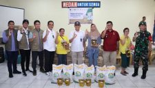 Wakil Direktur Utama BULOG Marga Taufiq saat meninjau penyaluran bantuan di Kelurahan Pekan Labuhan, Kota Medan (dok bulog)