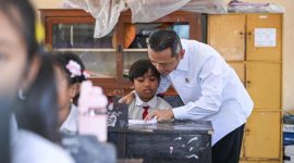 Wamendikdasmen Fajar Riza Ul Haq, turun langsung ke SD Dwijendra di Kota Mataram, Nusa Tenggara Barat. (dok. kemendikdasmen)