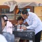 Wamendikdasmen Fajar Riza Ul Haq, turun langsung ke SD Dwijendra di Kota Mataram, Nusa Tenggara Barat. (dok. kemendikdasmen)