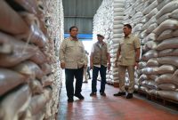 Wamentan Sudaryono mendampingi Presiden Prabowo Subianto melakukan sidak ke Kompleks Gudang Perum Bulog Danurejo, Kabupaten Magelang.(dok.bulog)