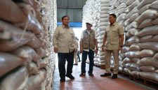 Wamentan Sudaryono mendampingi Presiden Prabowo Subianto melakukan sidak ke Kompleks Gudang Perum Bulog Danurejo, Kabupaten Magelang.(dok.bulog)
