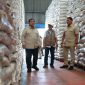 Wamentan Sudaryono mendampingi Presiden Prabowo Subianto melakukan sidak ke Kompleks Gudang Perum Bulog Danurejo, Kabupaten Magelang.(dok.bulog)