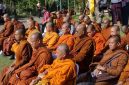 56 Bhikkhu Lintas Negara berpartisipasi berjalan dari Bali Menuju Borobudur (foto. kemenag)
