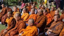 56 Bhikkhu Lintas Negara berpartisipasi berjalan dari Bali Menuju Borobudur (foto. kemenag)