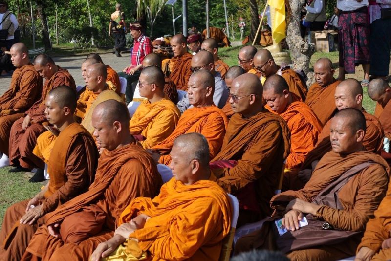 56 Bhikkhu Lintas Negara berpartisipasi berjalan dari Bali Menuju Borobudur (foto. kemenag)