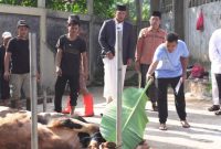 Direktur Utama Perum BULOG Ahmad Rizal Ramdhani menyaksikan penyembelihan hewan Qurban (dok. bulog)