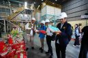 Dirut Bulog Ahmad Rizal Ramdhani saat pamerkan beras kepada mahasiswa (dok. bulog)