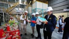 Dirut Bulog Ahmad Rizal Ramdhani saat pamerkan beras kepada mahasiswa (dok. bulog)