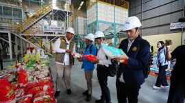 Dirut Bulog Ahmad Rizal Ramdhani saat pamerkan beras kepada mahasiswa (dok. bulog)