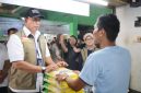 Dirut Perum BULOG, Ahmad Rizal Ramdhani saat saat bagikan semabko. (dok. rentak.id)
