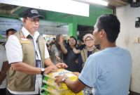 Dirut Perum BULOG, Ahmad Rizal Ramdhani saat saat bagikan semabko. (dok. rentak.id)