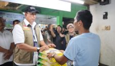 Dirut Perum BULOG, Ahmad Rizal Ramdhani saat saat bagikan semabko. (dok. rentak.id)